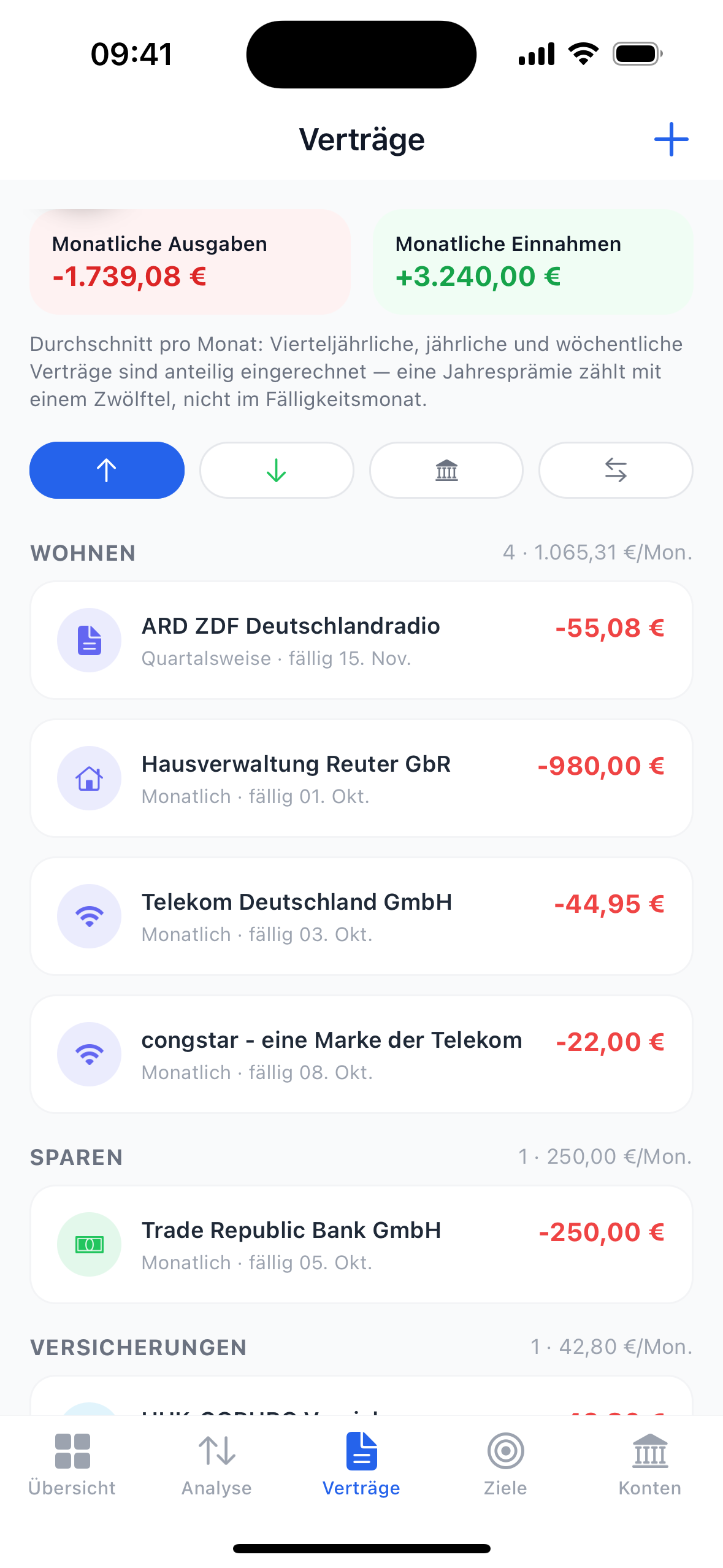 Verträge-Tab: monatliche Ausgaben und Einnahmen, darunter die automatisch erkannten Verträge nach Kategorie gruppiert.